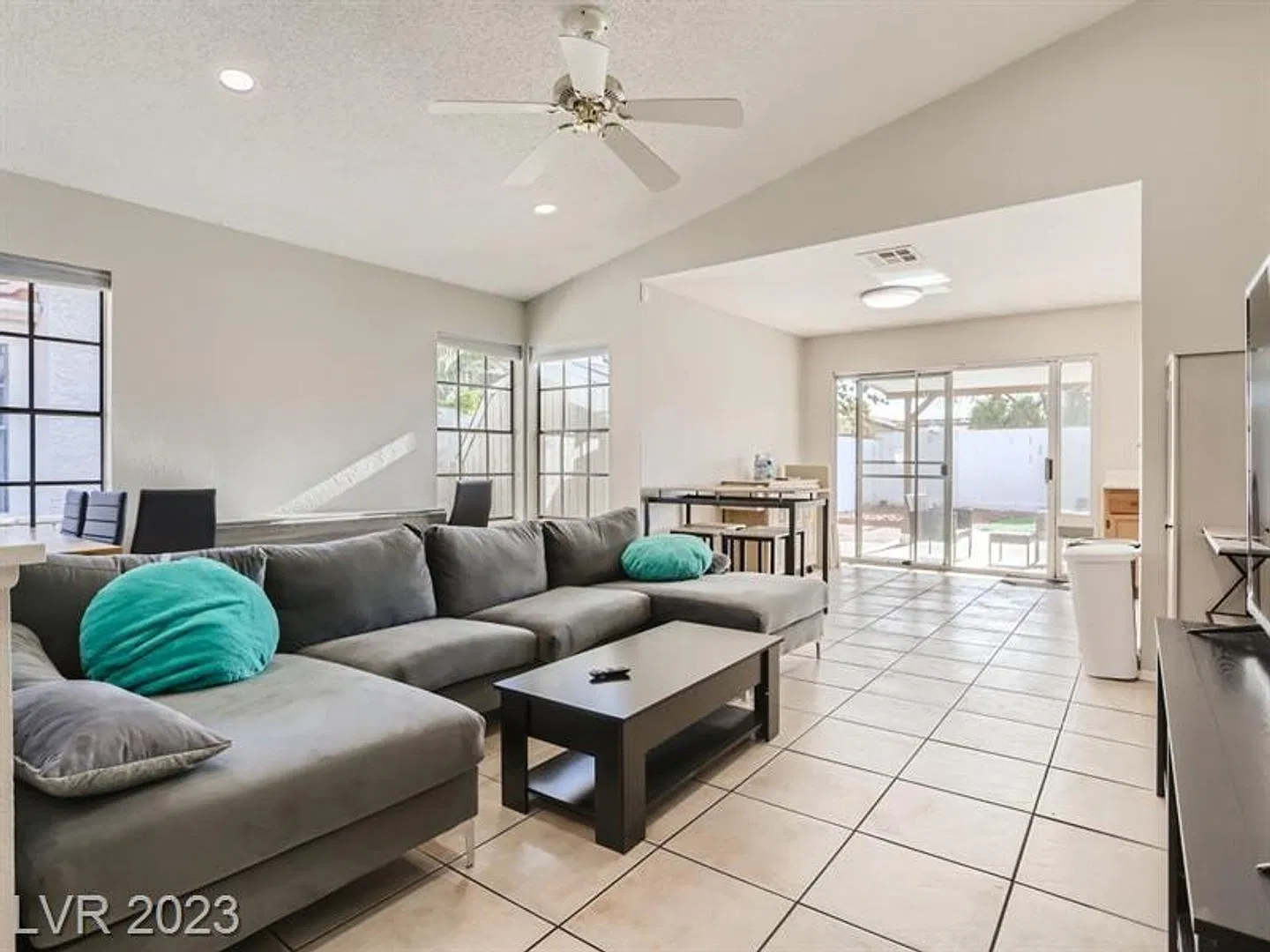 Gorgeous, spacious 1 story fully furnished home! — Photo 3