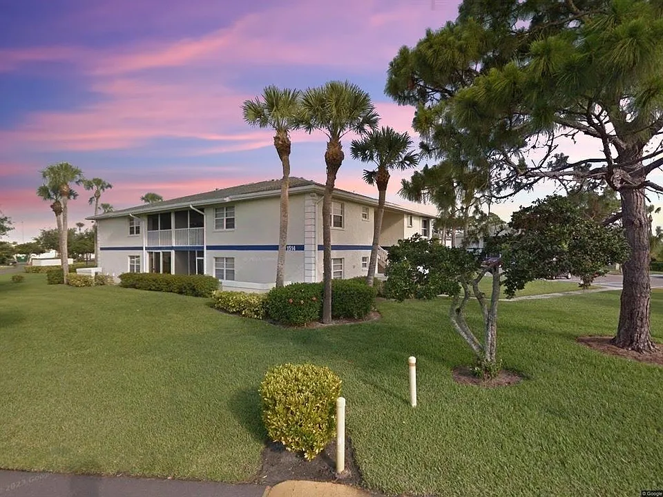 1516 SE Royal Green Cir #202
