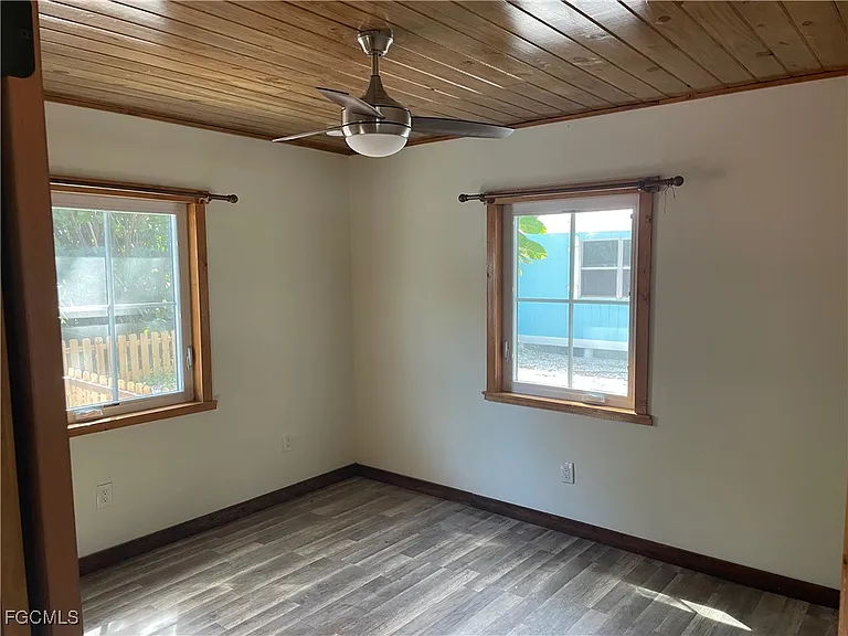 784 Oak St — Photo 15