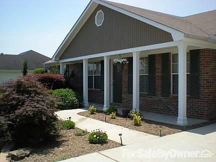 Manicured Entrance : Colorful bushes and a Japanese maple greet you as you come home.