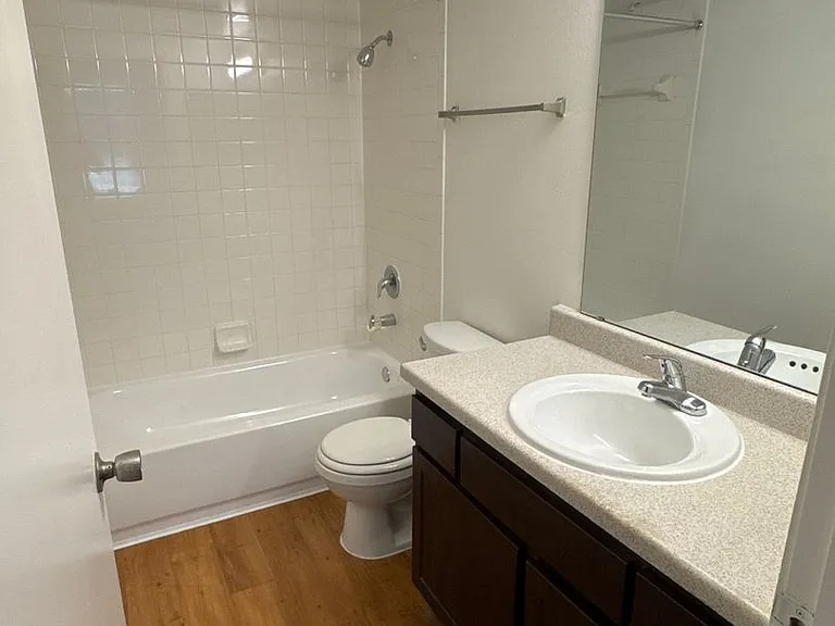 Emerald Cove Apartments — Photo 126
