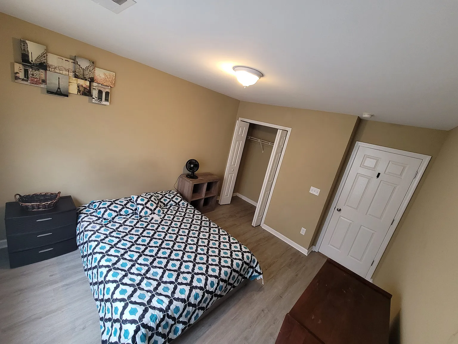1 bed, 1600 sqft, $1,050 — Photo 3