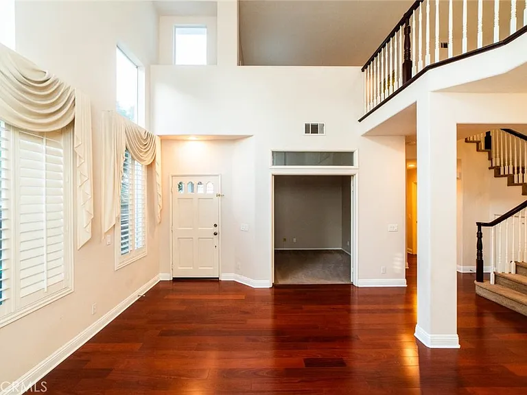 27 Larkmead — Photo 2