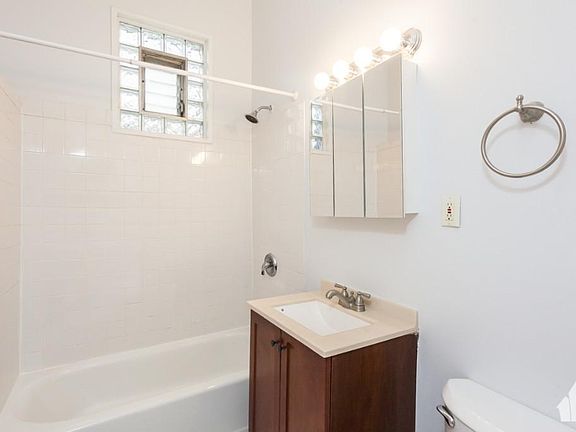 5th image of 900 W Newport Ave APT 3F