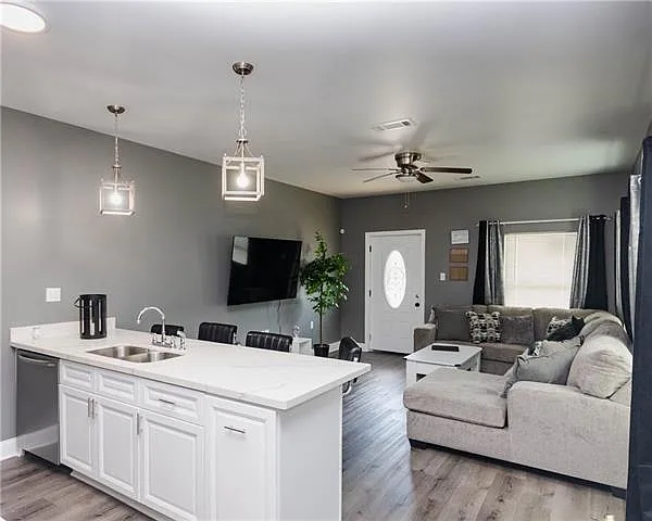 3 bed, 2.0 bath, 1440 sqft, $1,800 — Photo 4