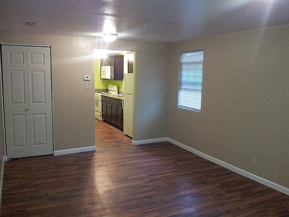 additional window to far right in living/dinning area