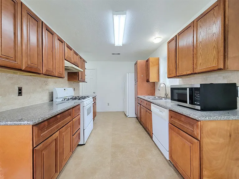 16807 Sussex Dr — Photo 21