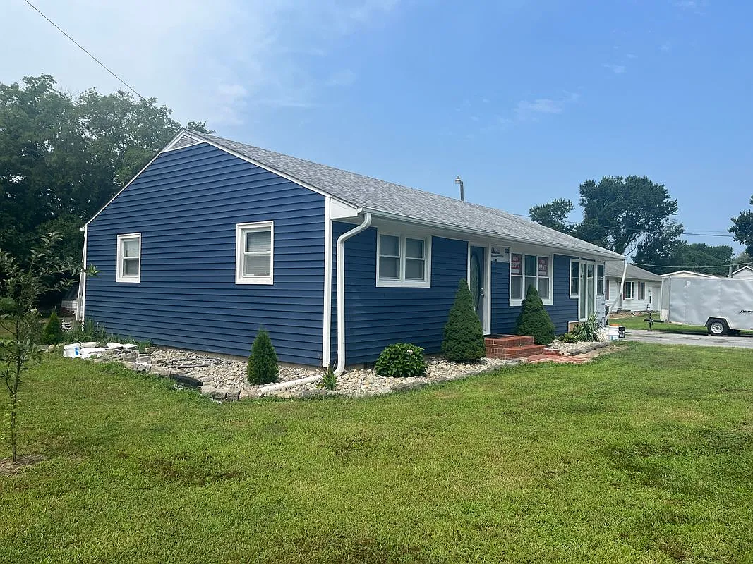 3 bed, 1.0 bath, 1184 sqft, $2,000 — Photo 1