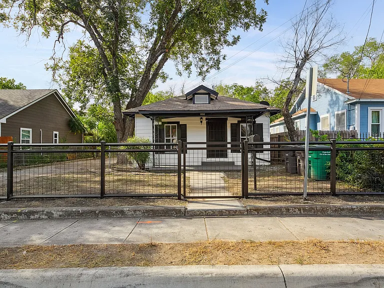 2332 E Houston St — Photo 2