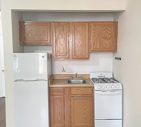 4th image of 241 E 39th St APT 4R