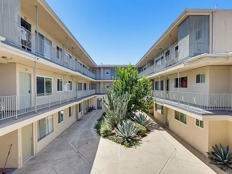 Hyde Park Living Steps to Transit, Parks & Crenshaw! — Photo 35