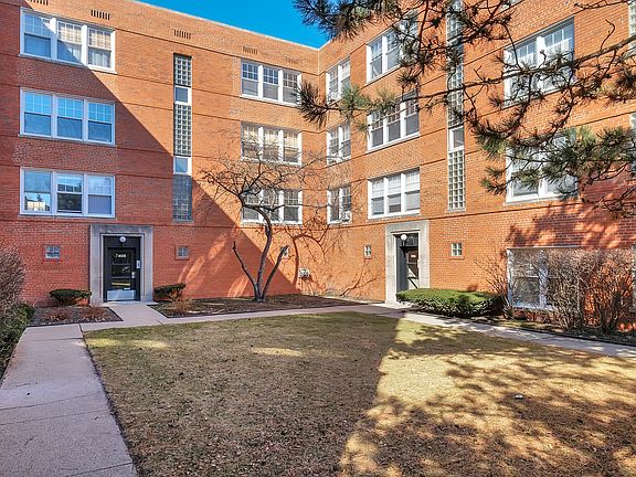 3rd image of 2410 W Farragut Ave APT G