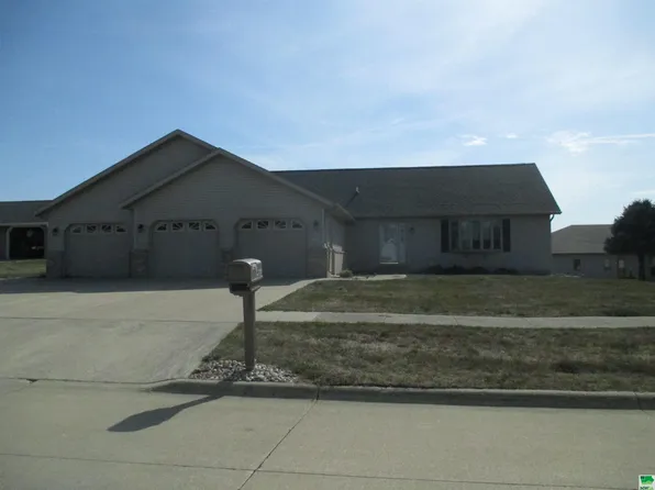 2408 E 3rd St, Sheldon, IA 51201