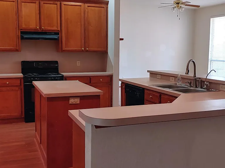 1001 Oak Creek Dr — Photo 3