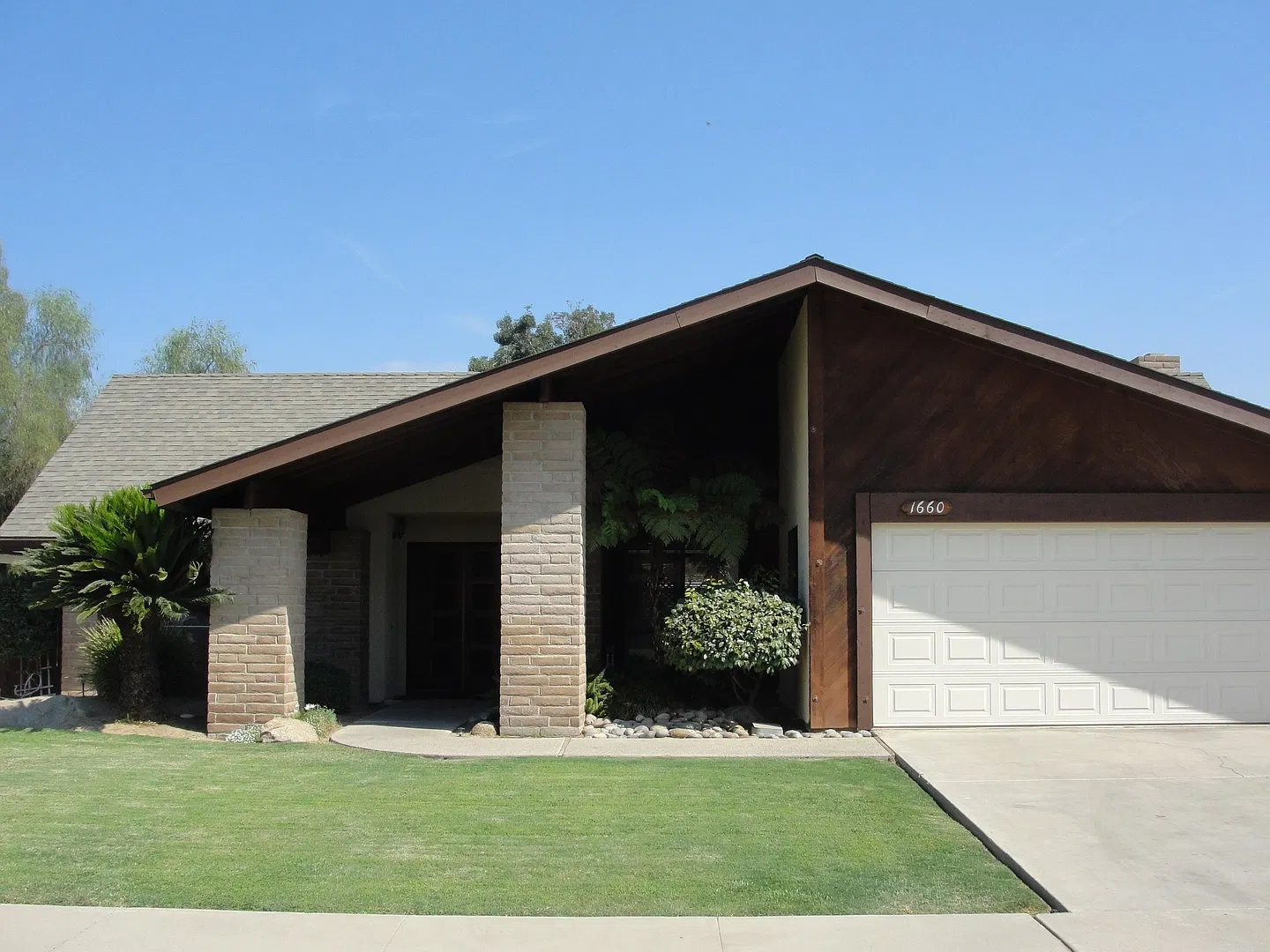Spacious 3 bedroom, 2 bath home — Photo 1