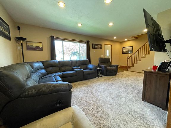 3rd image of 301 1st St SE