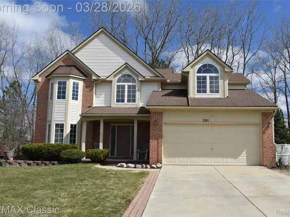 201 Columbia Dr, South Lyon, MI 48178