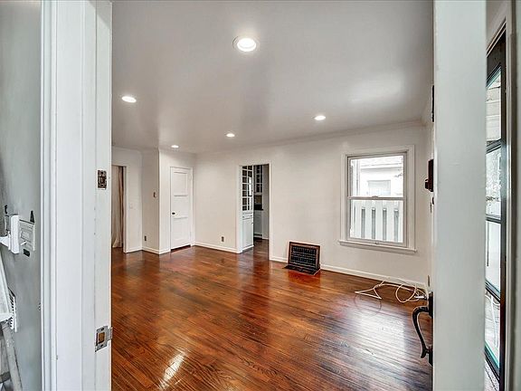 2nd image of 911 21st St APT A