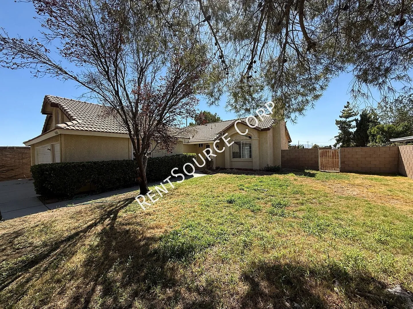 3 Bedrooms/2 Bathrooms Single Story Home for Rent in West Lancaster in Antelope Valley — Photo 2