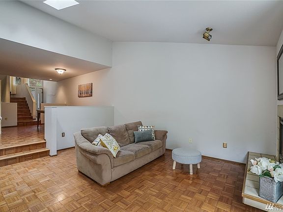 4th image of 15800 Village Green Dr #6-18