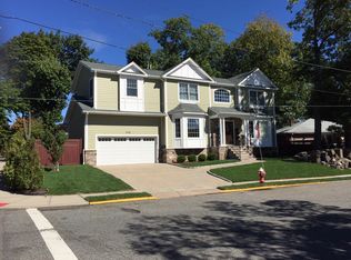 365 Riverdale Dr, Fort Lee, NJ 07024