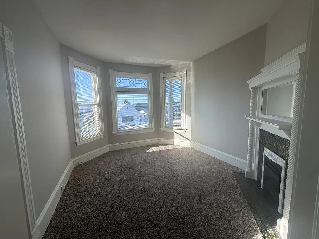 425 W Silver St — Photo 2