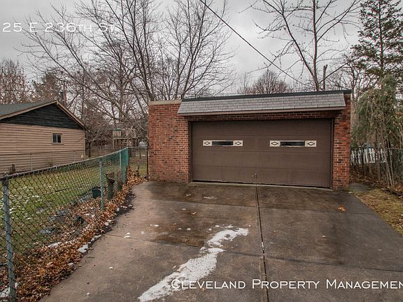 3rd image of 825 E 236th St
