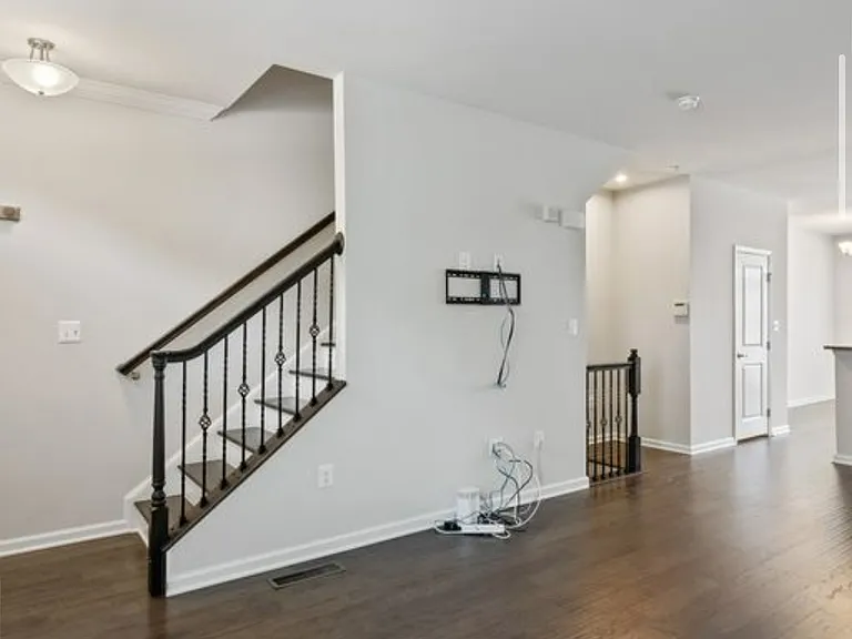 1221 Trenton Pl SE — Photo 3