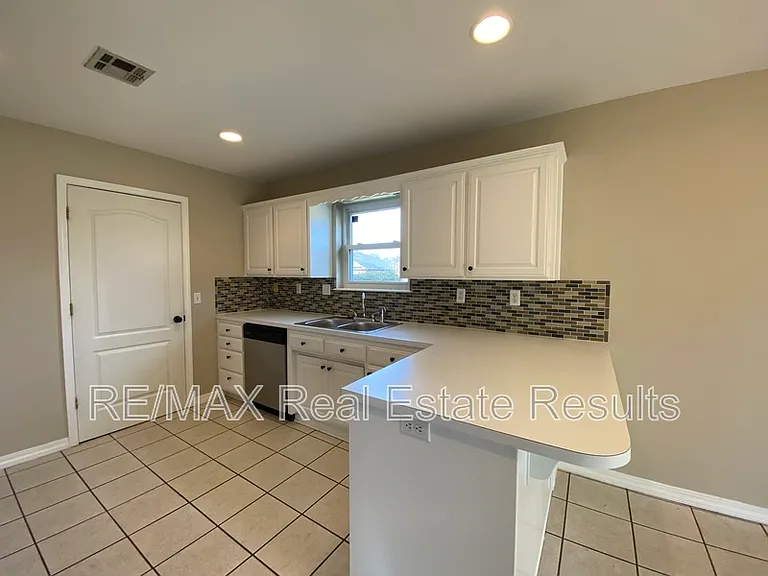 1601 S 24th Pl — Photo 6