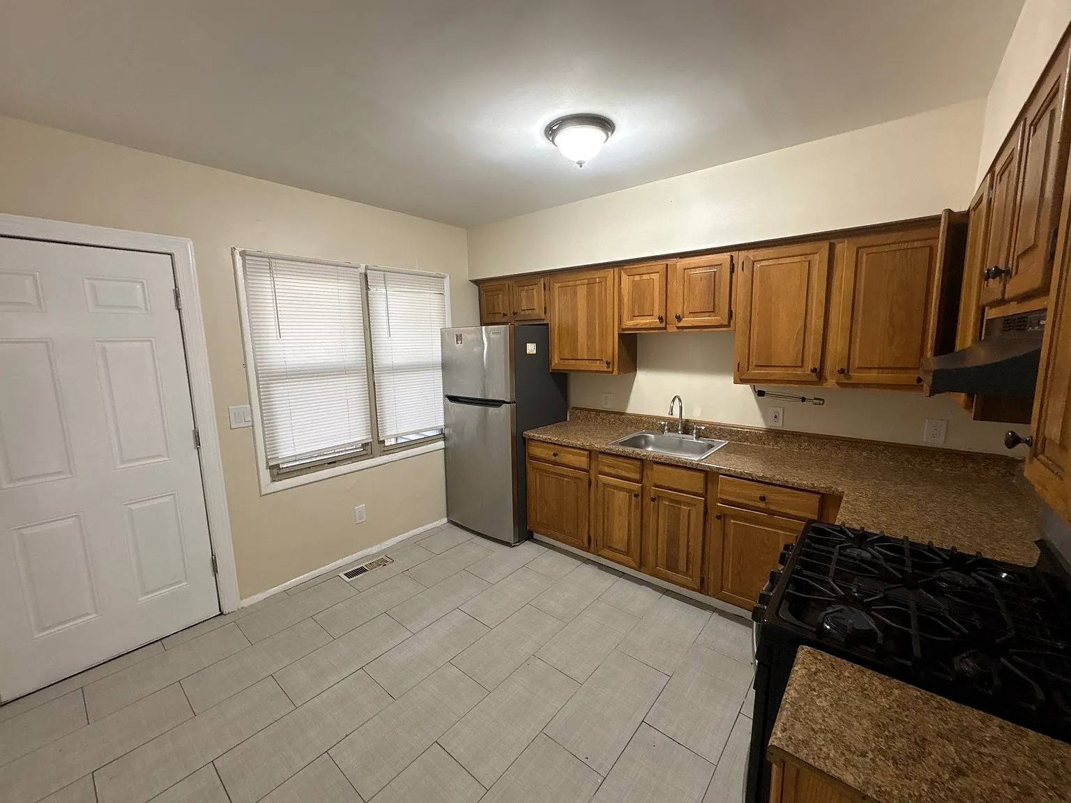 2 bed, 1196 sqft, $1,800 — Photo 3