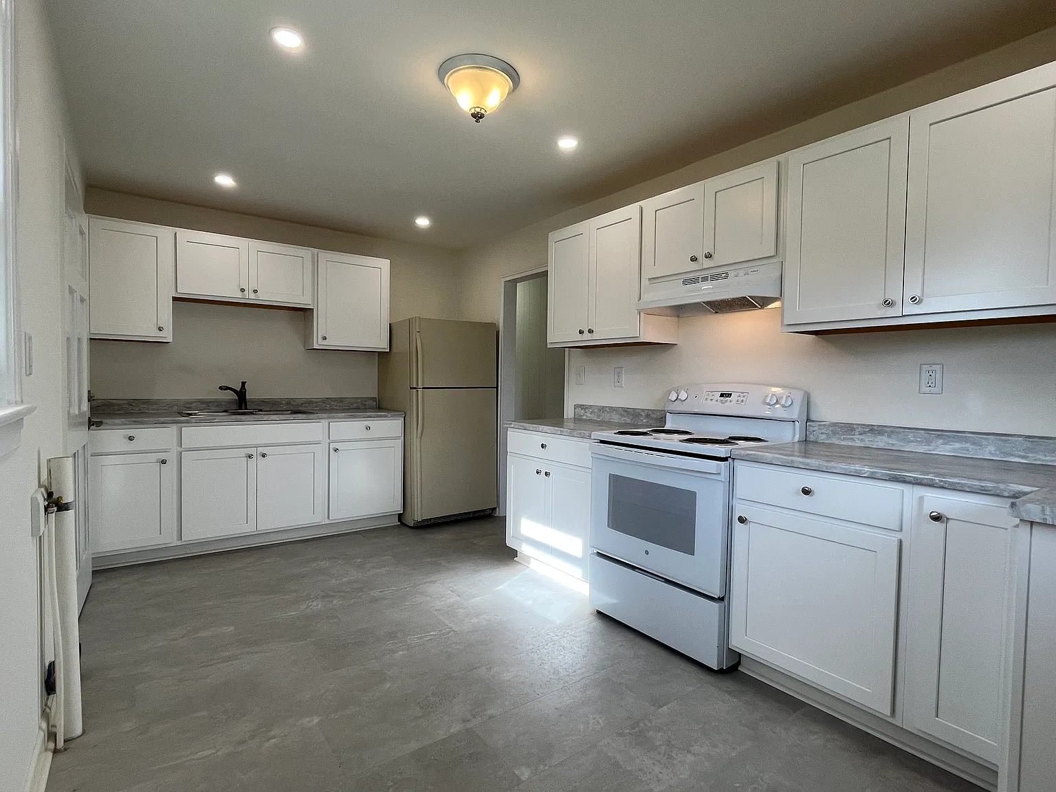 3 bed, 900 sqft, $1,300 — Photo 4