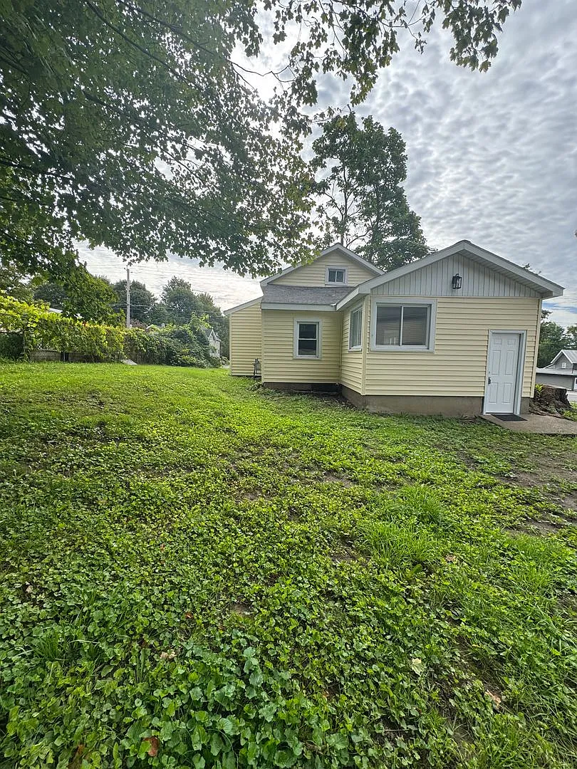 Remodeled 2 Bedroom Home Available Now — Photo 3