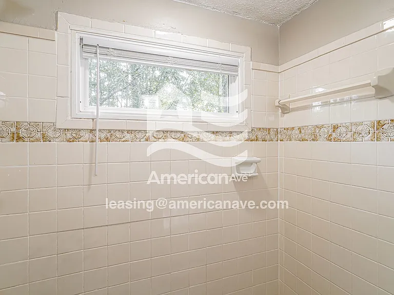 1597_012_bathroom_12.jpg
