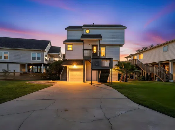 334 Paradise Dr, Tiki Island, TX 77554