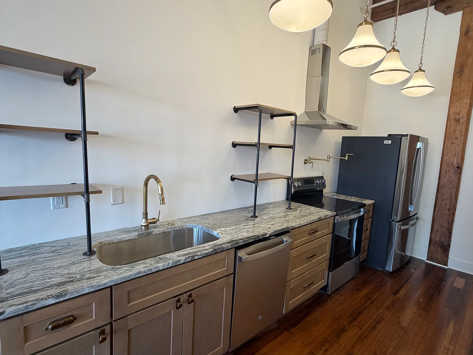 2 bed, 700 sqft, $1,800 — Photo 2