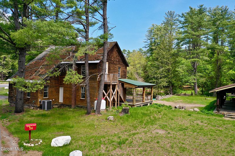 5th image of 746 Howe Road