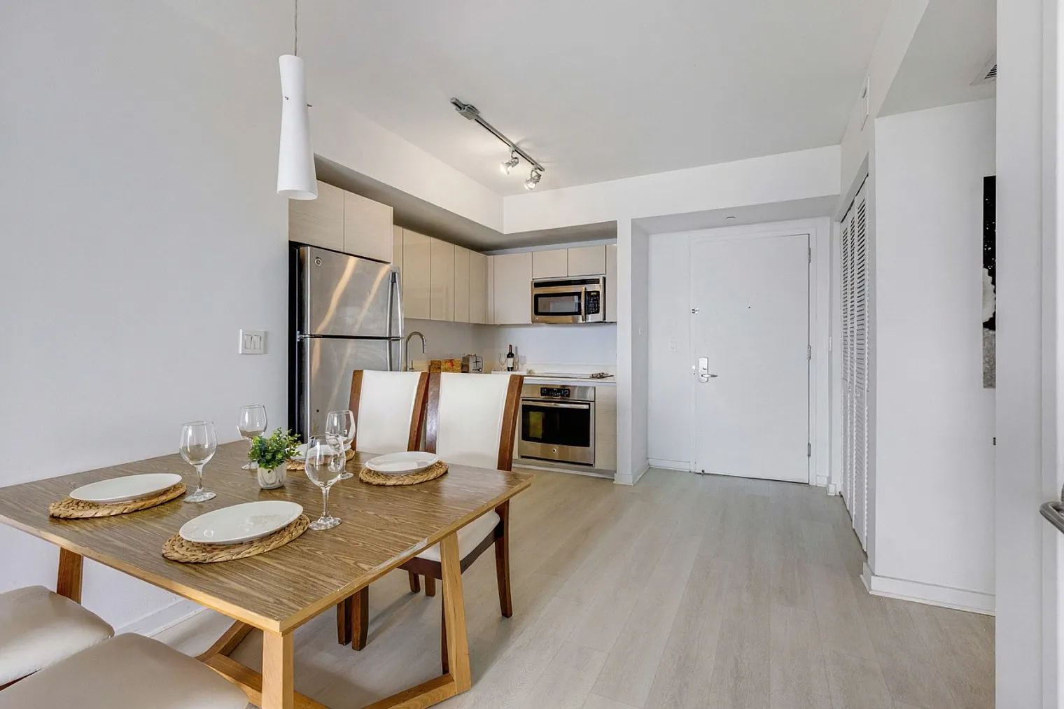 1 bed, 1.0 bath, 699 sqft, $2,419 — Photo 3