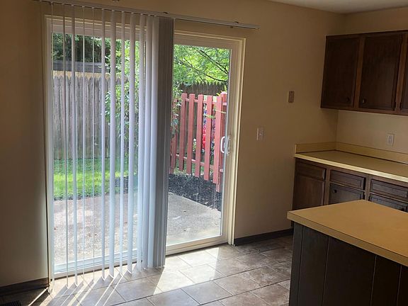 3rd image of 525 University Ave #6