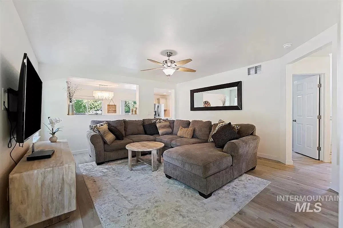 4 bed, 2.5 bath, 2270 sqft, $2,750 — Photo 2