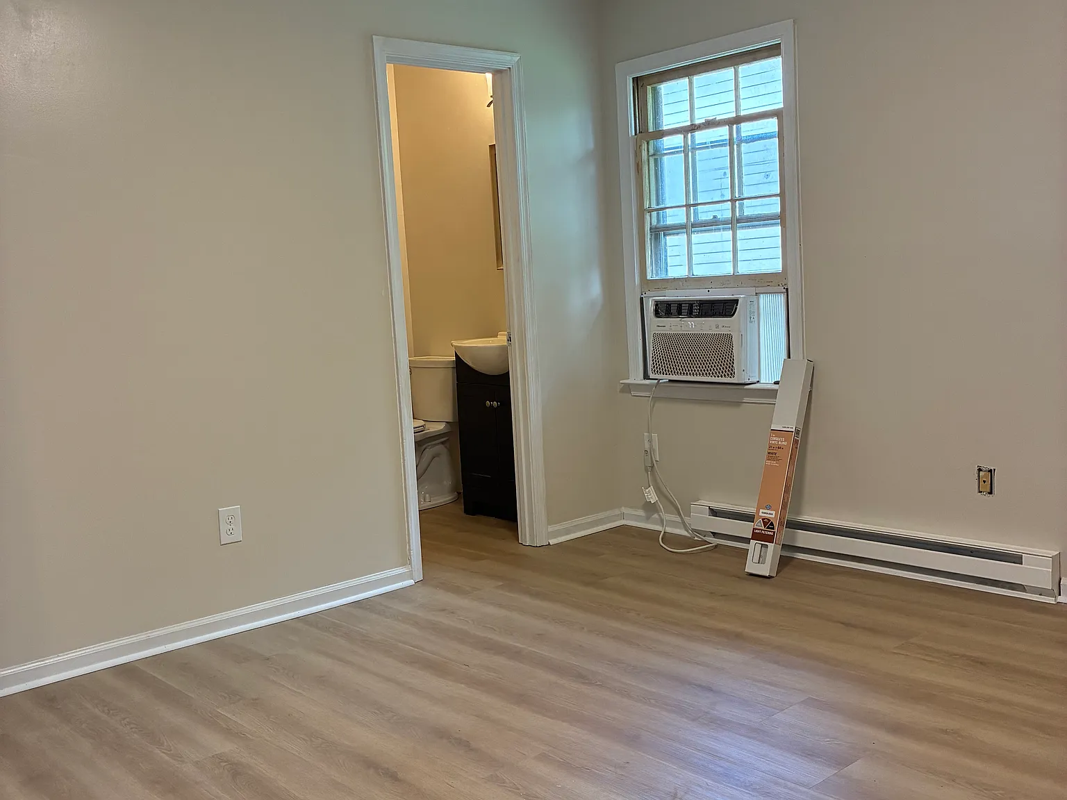 4 bed, 1.5 bath, 1200 sqft, $1,800 — Photo 3