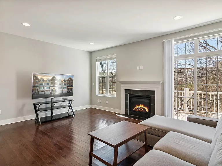 2535 W Towne St — Photo 5