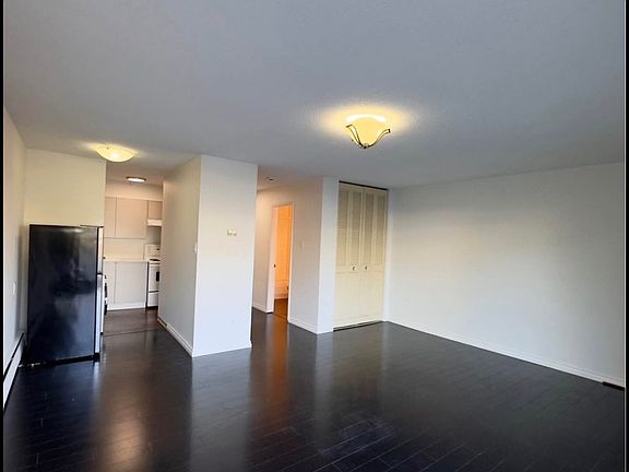 5th image of 15158 Royal Ave #305