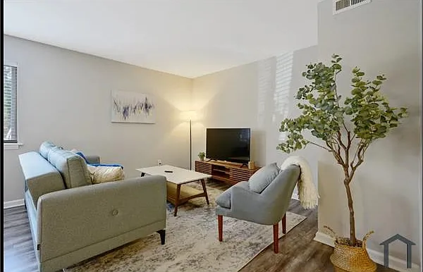 2 bed, 1050 sqft, $1,249 — Photo 2