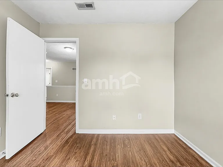220 Hartford Ct — Photo 13