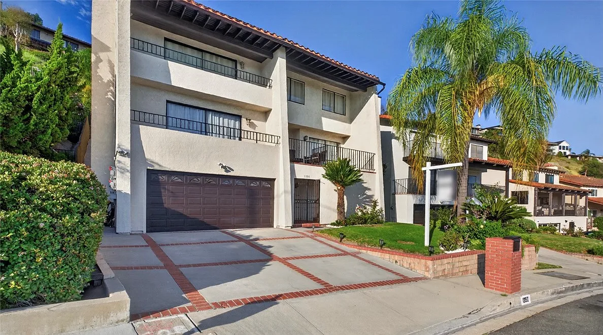 4 bed, 3137 sqft, $9,900 — Photo 2