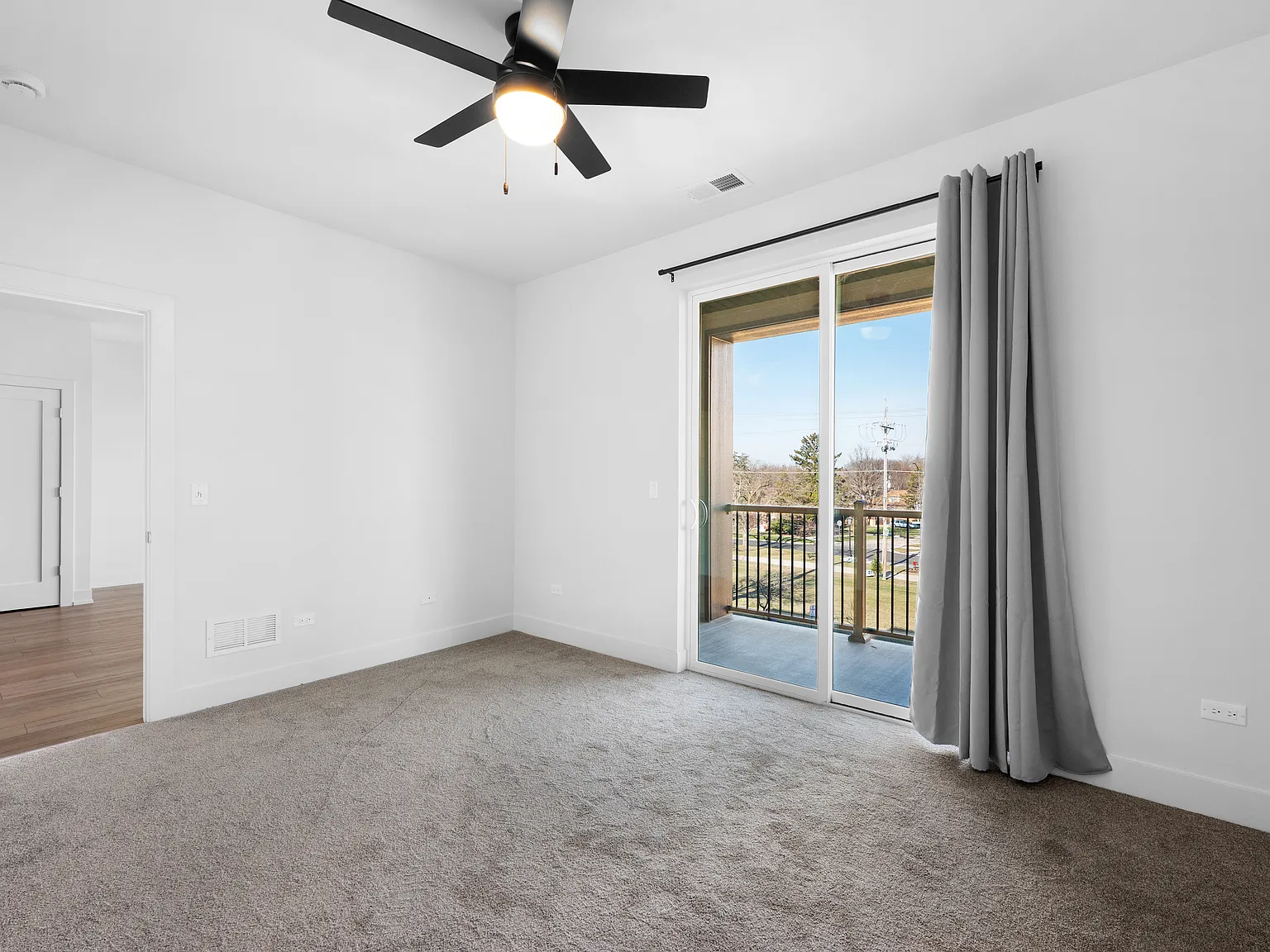 2 bed, 1112 sqft, $2,947 — Photo 4
