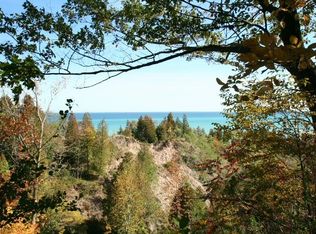 10221 N Wildwood Ct, Mequon, WI 53092