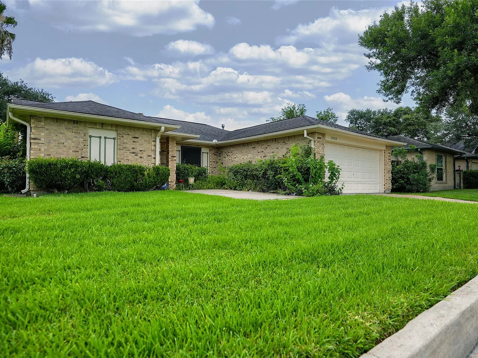 4 bed, 2.0 bath, 1398 sqft, $2,498 — Photo 4