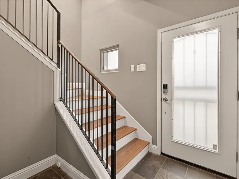 1107 Saint Charles St — Photo 3