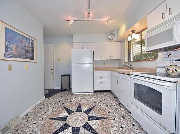 5th image of 9352 Llewellyn Ln